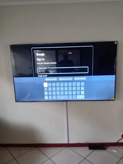 Smart TV wall mounted, cables out of sight